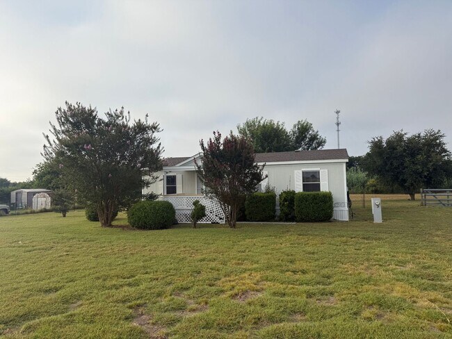 Foto del edificio - Charming 3 bed 2 bath on 1 acre lot