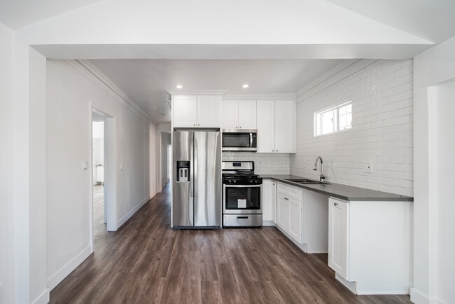 Building Photo - 1830 W Jefferson Blvd