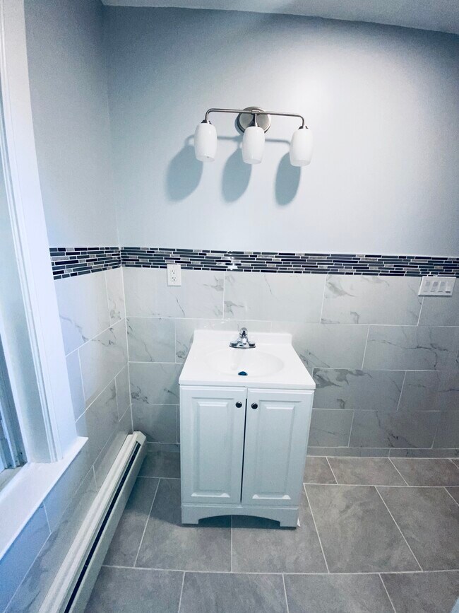 Bathroom - 150 W 6th Ave