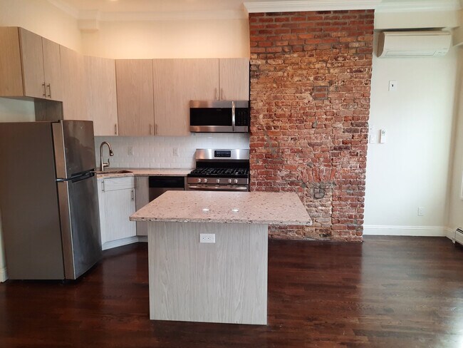 Building Photo - 158 6th St
