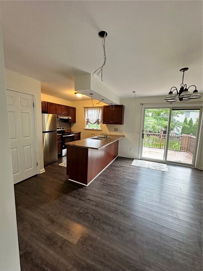 Foto del edificio - 6437 Sterling Cir