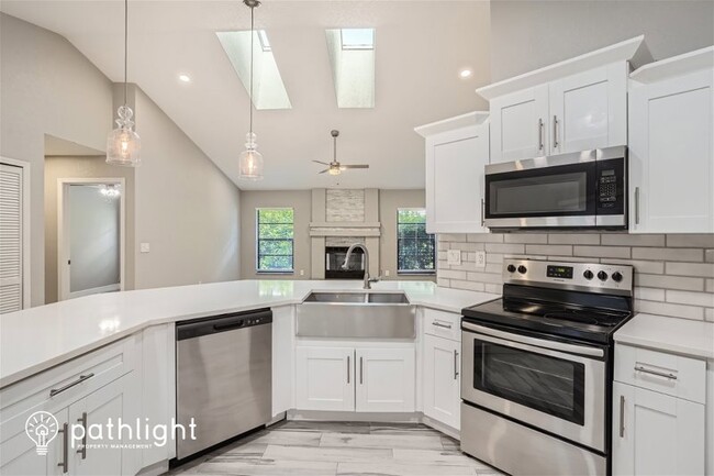 Building Photo - 598 Waterford Cir W