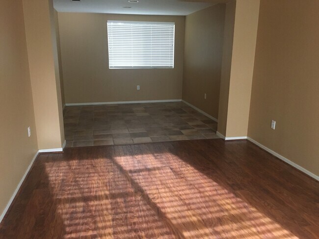 Foto del edificio - Split Level 4 Bedroom  2.5 Bath Town Home