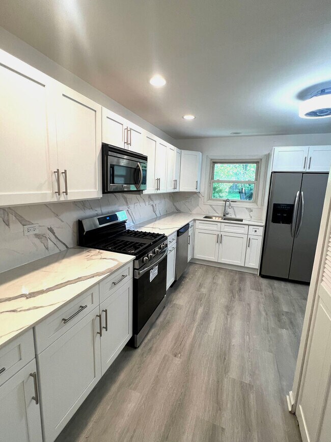 Building Photo - 14949 Highland Ave