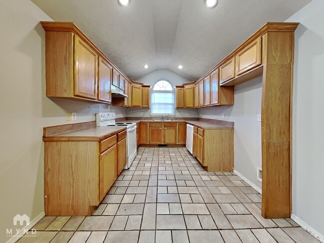 Building Photo - 674 N Jonathan Ave