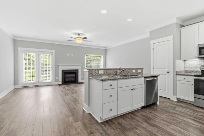 Building Photo - 730 Elmbrook Dr
