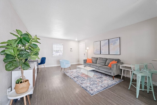 Foto del edificio - 2215 Town Lake Cir