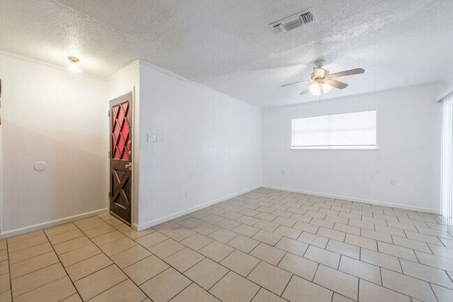 Building Photo - 766 E Pecan St