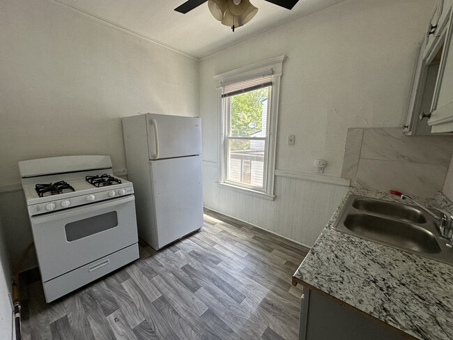 Building Photo - 138 W Beard Ave