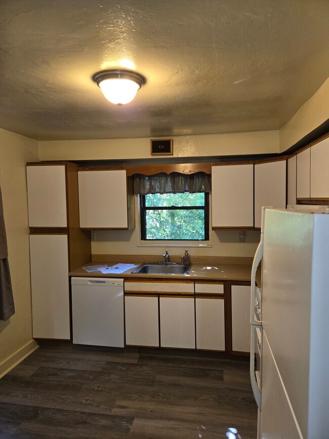 Building Photo - 2064 Dartmore St