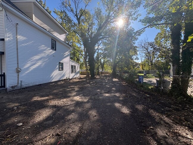 Building Photo - Beautiful, Newly Renovated 4 Bedroom 2 1/2...