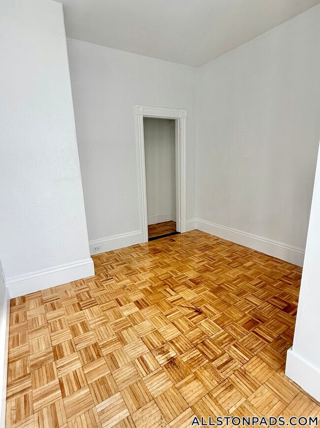 Building Photo - 8 Greylock Rd