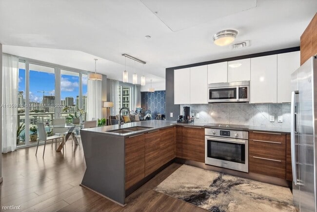 Building Photo - 1 br, 1 bath Condo - 601 NE 27th St Beauti...