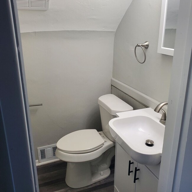 Building Photo - 4BDRM 1 1/2 BATH HOUSE FOR RENT