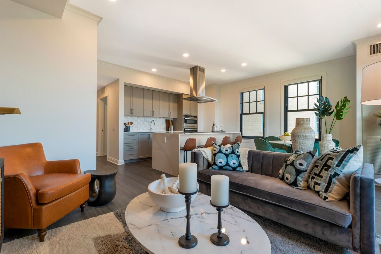 Primary Photo - 2313 N Lincoln Park W