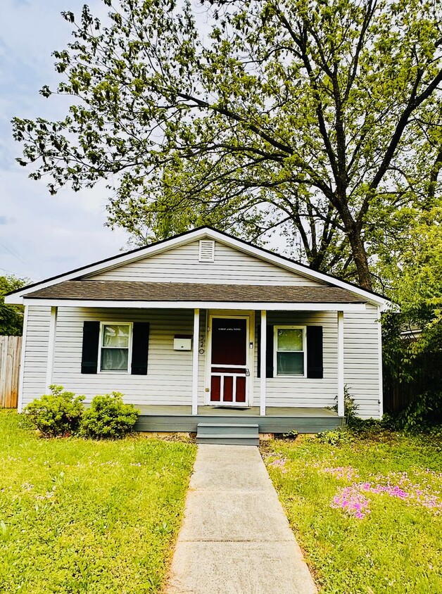 Foto principal - Well maintained home minutes from Uptown!