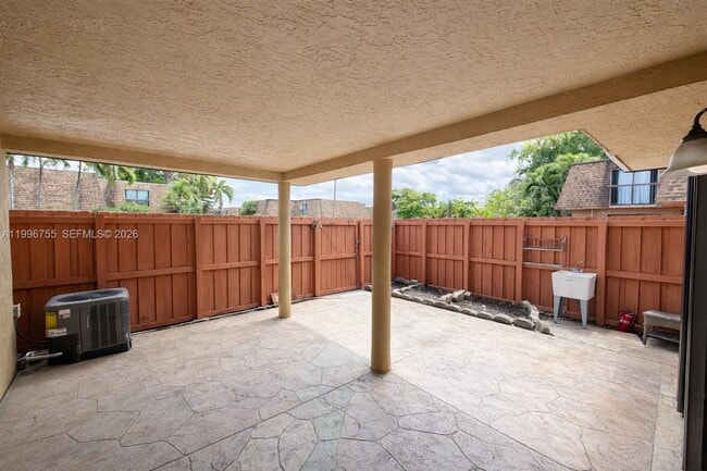 Foto del edificio - 2455 W 67th Pl