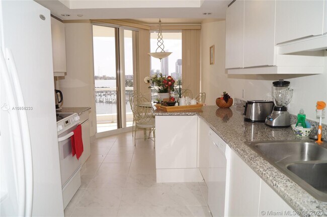 Foto del edificio - 7000 Island Blvd