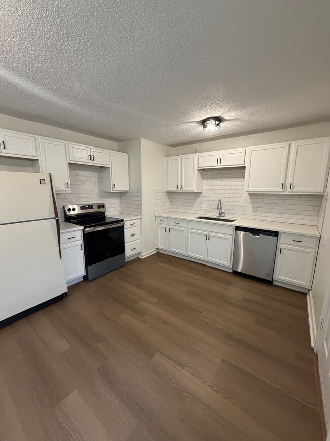 Building Photo - 11000 Ewing Ave