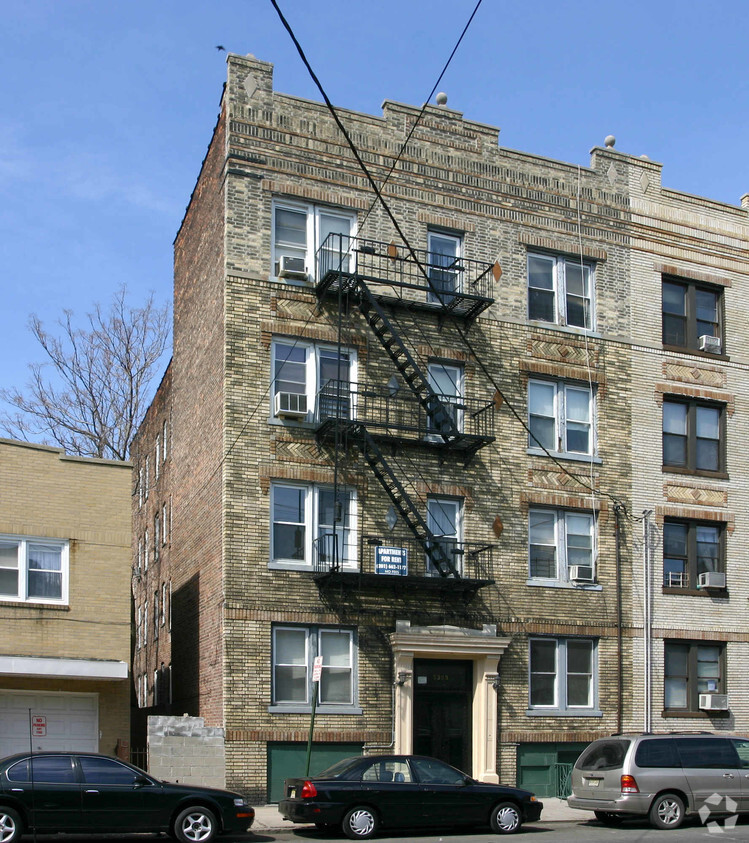 Building Photo - 5309 Hudson Ave