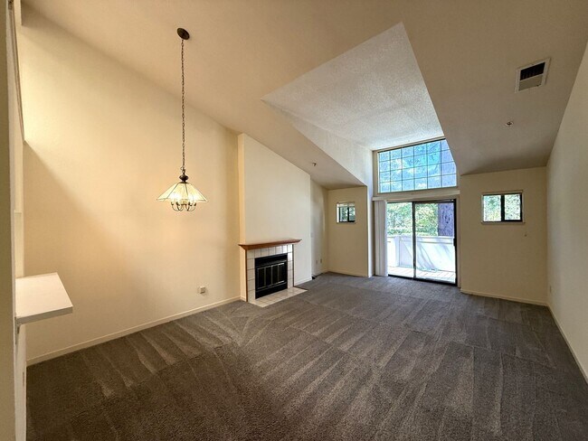 Foto del edificio - SPACIOUS TWO BED / TWO BATH UPPER-LEVEL CO...