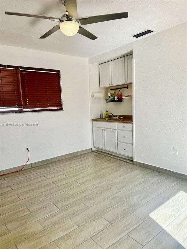 Foto del edificio - 359 W 12th St