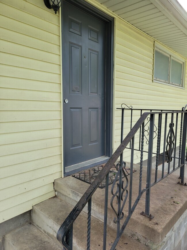 entrada principal - 5050 Dudley St