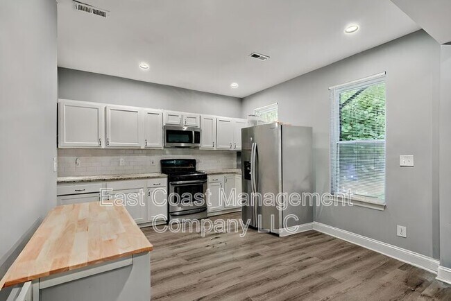 Building Photo - 314 Collins Ave