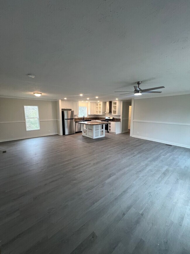 Foto del edificio - Large 3 bedroom / 2 bath home / 1 Acre FOR RENT