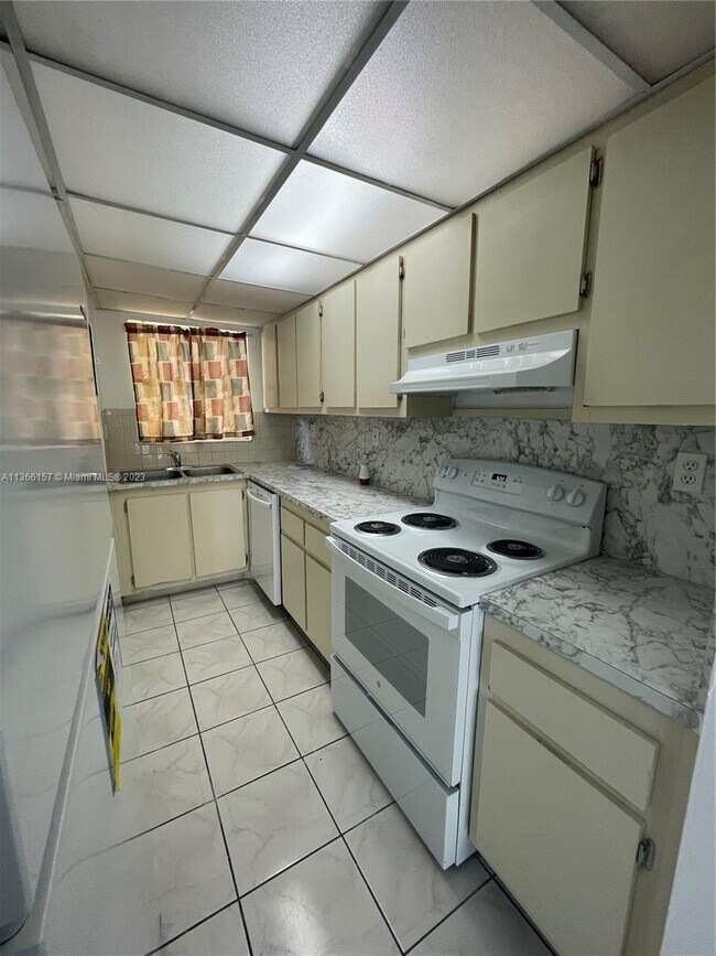 Foto del edificio - 650 NE 149th St