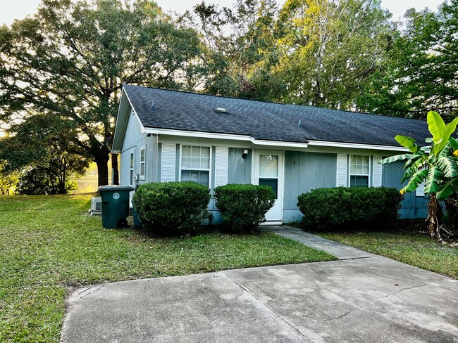 Foto del edificio - Charming 2-Bedroom Home with Pond View