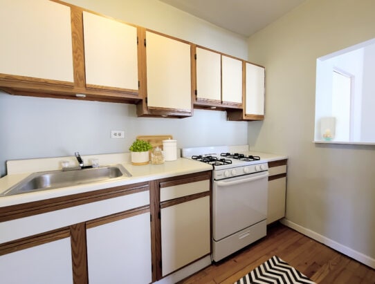 Building Photo - 662 W Cornelia Ave