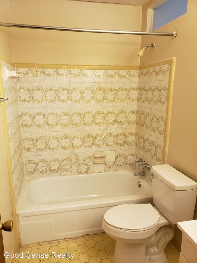 Building Photo - 2 br, 1 bath House - 2865 A Glenhills Cir