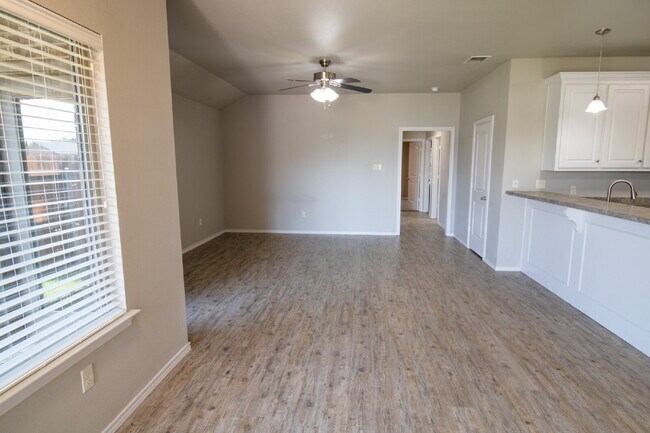 Foto del edificio - "Spacious 3-Bedroom Duplex -Your Perfect H...