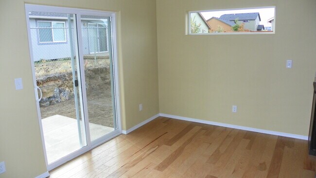 Foto del edificio - NE 3 Bdrm Home, All Appliances, Gas Heat, ...