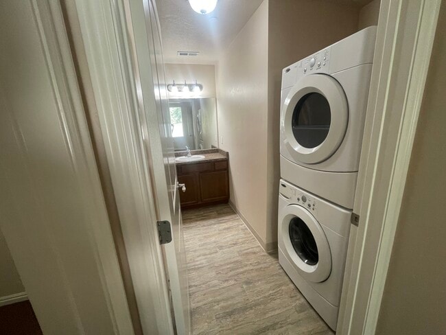 Building Photo - Silvercrest