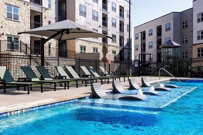 Building Photo - Oak Creek