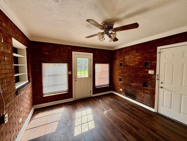 Foto del edificio - Four bedroom, 2 bath Cape Cod in Burlington