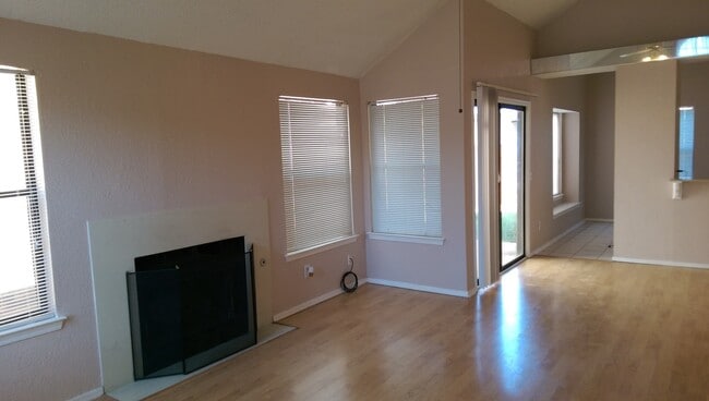 Foto del edificio - 3 bedroom, 2 bath 2 car garage home for re...