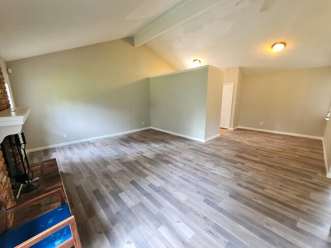 Foto del edificio - 3044 Cross Creek Dr