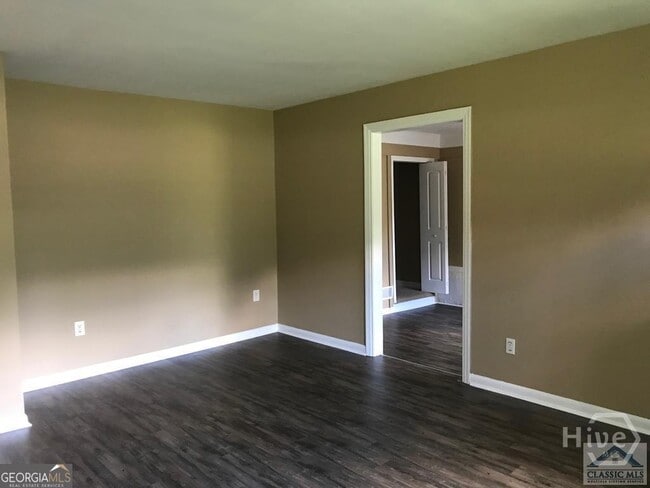 Building Photo - 135 Lillian Dr