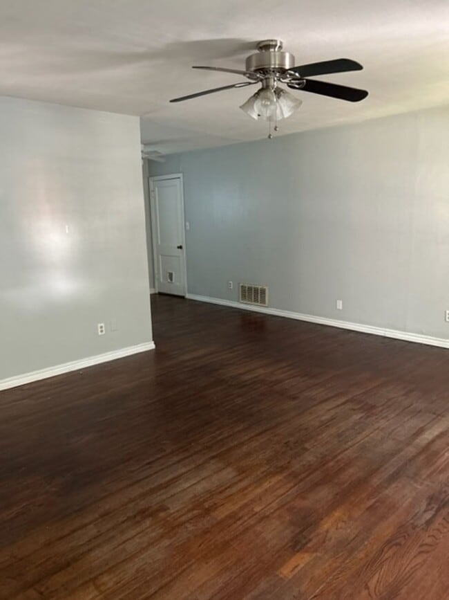 Building Photo - 2 Bedroom 1 bath Close to OU Campus