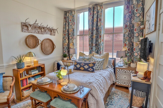 Queen Bed - 128 Main Plz
