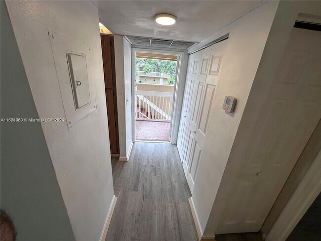 Building Photo - 10086 Twin Lakes Dr