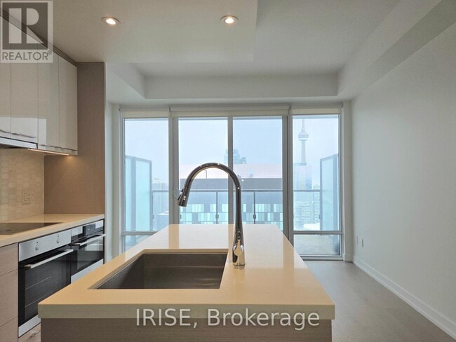 Building Photo - 488 University Ave