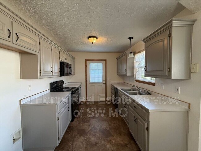 Foto del edificio - 1245 Bluegrass Rd