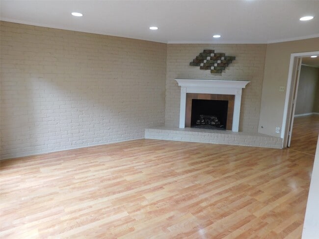 Building Photo - 472 N Post Oak Ln