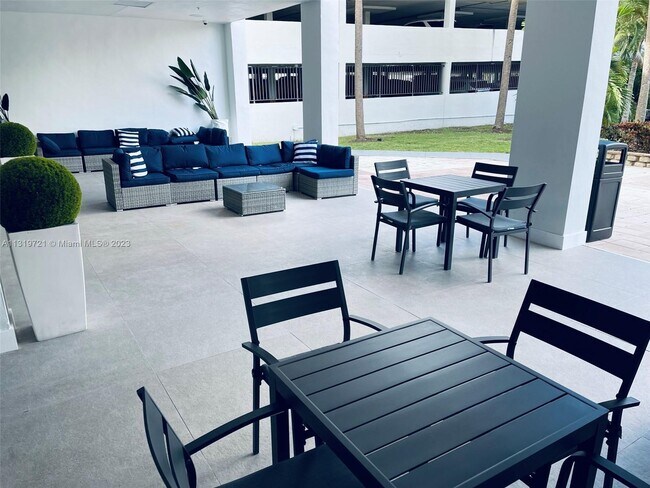 Foto del edificio - 19370 Collins Ave