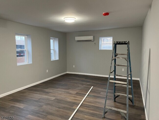 Building Photo - 7 Larue St