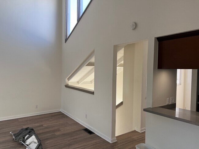 Building Photo - 824 W Balboa Blvd